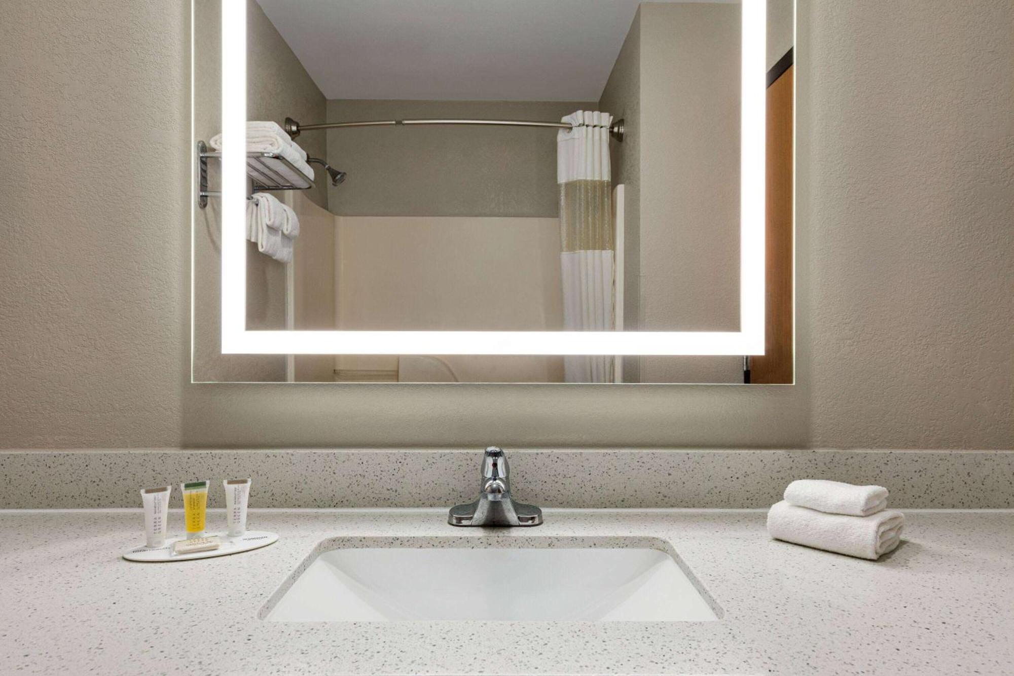 Days Inn By Wyndham Hillsboro Ngoại thất bức ảnh