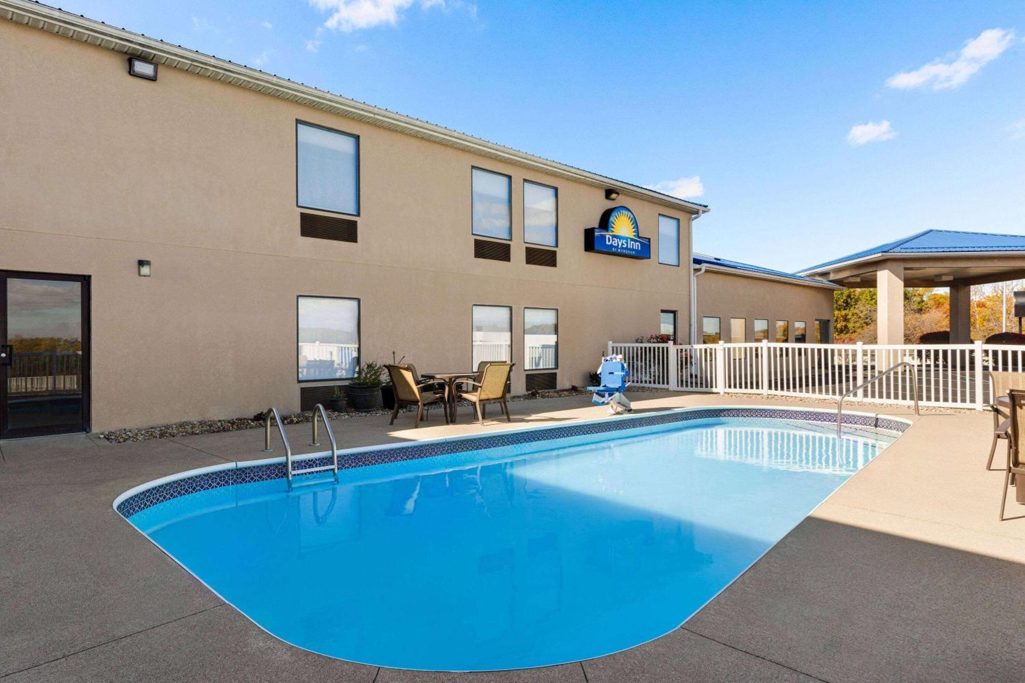 Days Inn By Wyndham Hillsboro Ngoại thất bức ảnh